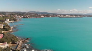 Castiglioncello 'nun panoramik görüntüsü İHA' dan görüldüğü gibi, İtalya