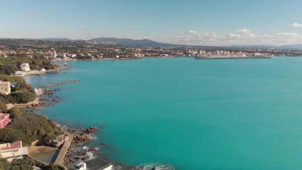 Castiglioncello 'nun panoramik görüntüsü İHA' dan görüldüğü gibi, İtalya — Stok video