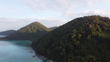 Güneşli bir günde Surin Adaları Ulusal Parkı 'nın panoramik hava manzarası, Phuket Eyaleti, Tayland