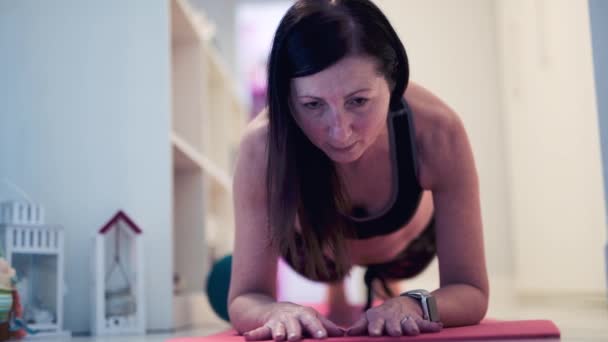 Woman doing abs workout at home in coronavirus times. Slow motion — Stock Video