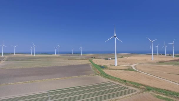 Vista aérea de molinos de viento industriales alineados en campo abierto — Vídeos de Stock
