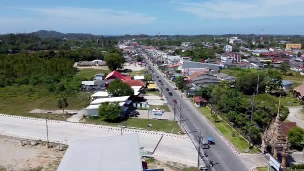 Flygfoto över Choeng Thale Temple i Phuket, Thailand — Stockvideo