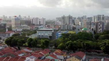 Tarihi Kampong Glam 'daki Singapur Camii' nde Mescid Sultan. Şehir binalarıyla panoramik hava manzarası