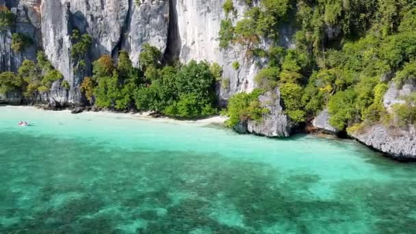 Phi Phi Don, Tayland 'ın inanılmaz kıyı şeridi. Güneşli güzel bir günde kristal berrak okyanusla hava manzarası. — Stok video