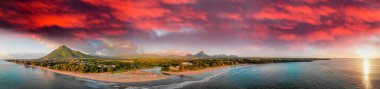 Gün batımında Mauritius 'un inanılmaz panoramik hava manzarası.