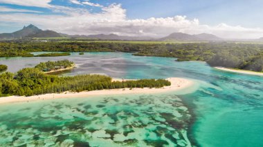 Mauritius Adası. İnsansız hava aracından güzel manzaranın havadan görüntüsü.