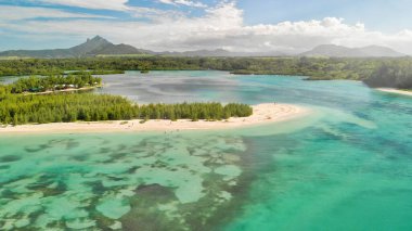 Mauritius Adası. İnsansız hava aracından güzel manzaranın havadan görüntüsü.