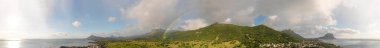 Gün batımında Mauritius Adası 'nın panoramik hava manzarası.