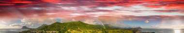 Gün batımında Mauritius Adası 'nın panoramik hava manzarası.