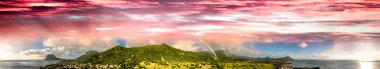 Gün batımında Mauritius Adası 'nın panoramik hava manzarası.