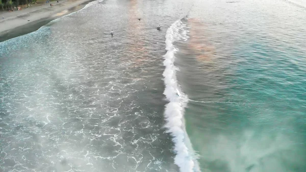 Gün Batımında Kıyı Şeridi Boyunca Dalgaların Havadan Görünüşü — Stok fotoğraf