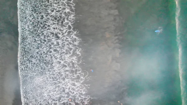 Gün Batımında Kıyı Şeridi Boyunca Dalgaların Havadan Görünüşü — Stok fotoğraf
