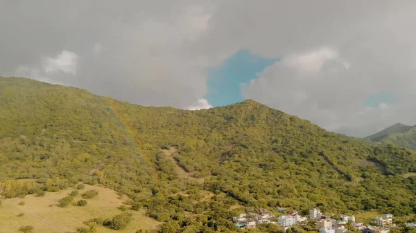 Hermosas Colinas Isla Con Arco Iris Atardecer — Foto de Stock