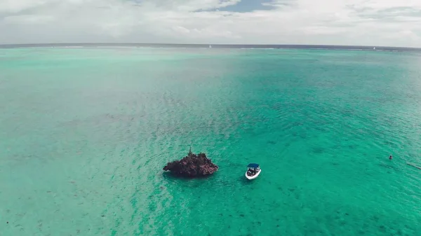 Вид Повітря Човен Рухається Вздовж Скелі Кришталева Скеля Маврикій — стокове фото