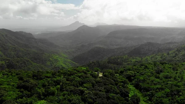 モーリシャス島の美しい丘 空の景色 — ストック写真