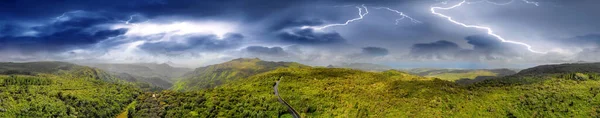 嵐の間の島の丘の空中パノラマビュー — ストック写真