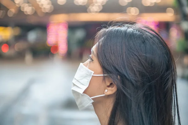 Asiatische Junge Frau Mit Gesichtsmaske Der Stadt Unterwegs — Stockfoto