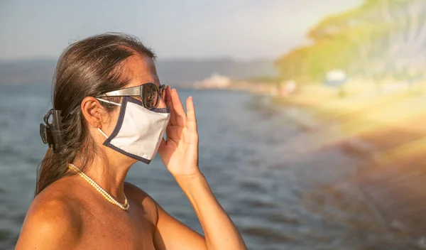 Frau Spaziert Coronavirus Zeiten Mit Maske Strand — Stockfoto