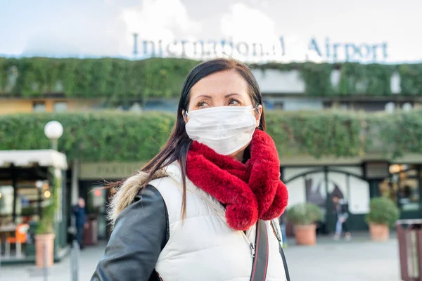 Frau Mit Gesichtsmaske Flughafen — Stockfoto