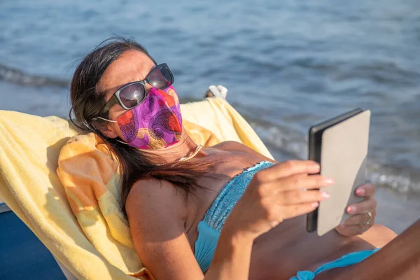 Mujer Con Máscara Tableta Lectura Playa Tiempos Cóvidos — Foto de Stock