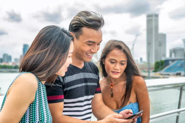 Três Asiáticos Jovens Amigos Passar Tempo Livre Livre Juntos — Fotografia de Stock