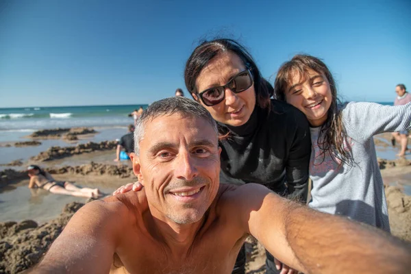 Famiglia Hppy Scattare Selfie Hot Water Beach Nuova Zelanda — Foto Stock