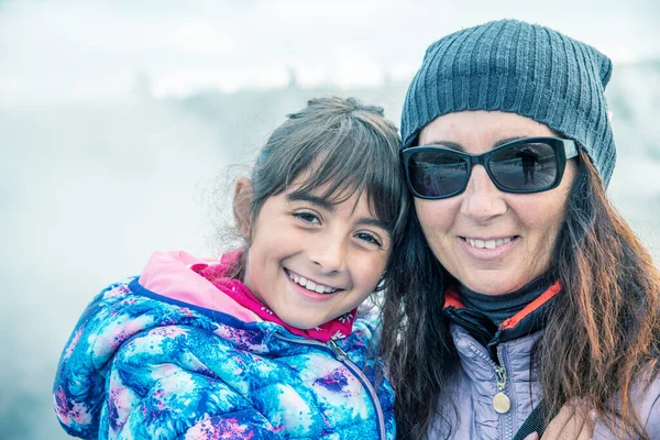 Happy Woman Her Daughter Enjoying Geothermal Valley — Stock Photo, Image