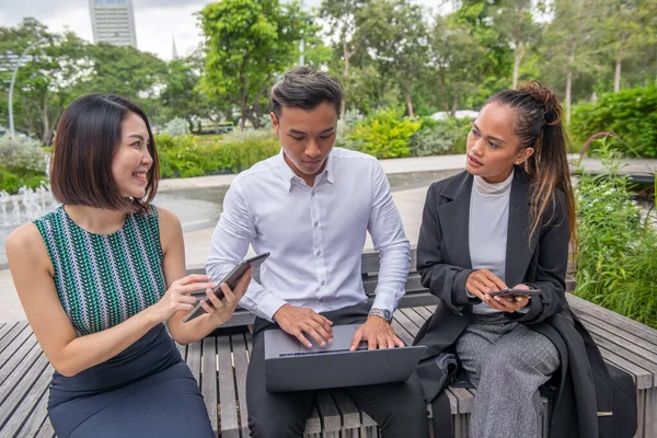 ประช จกลางแจ คนเอเช ยสามคน ชายหน งหญ งสองคน — ภาพถ่ายสต็อก