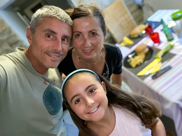 Familia Feliz Tomando Selfie Casa Antes Del Almuerzo — Foto de Stock