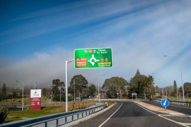 TAUPO, NEW ZEALAND - 1 Eylül 2018: yol kesişimleri ve Te Puia çıkış tabelası.