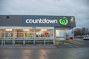 TAUPO, NEW ZEALAND - 2 Eylül 2018: Geri sayım süpermarketi önü ve tabela.