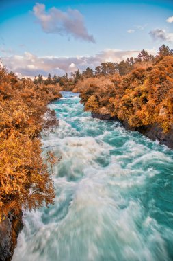 Huka Şelalesi, Taupo 'daki güçlü su akıntıları Yeni Zelanda.