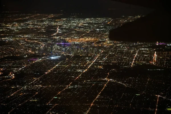 オーストラリアのメルボルン 飛行機からの夜の都市のスカイラインの空中ビュー — ストック写真