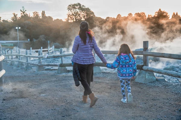 Moeder Met Haar Dochter Wandelen Langs Puia Trail Rotorua Nieuw — Stockfoto