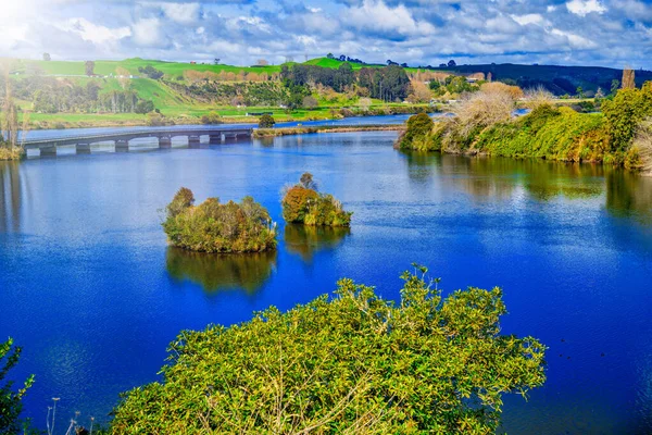 晴れた日のニュージーランドの美しい川と丘 — ストック写真