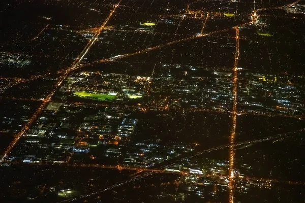 オーストラリアのメルボルン 飛行機からの夜の都市のスカイラインの空中ビュー — ストック写真