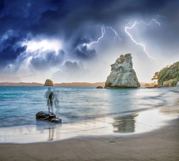 People Silhouettes Looking Cathedral Cove Marine Reserve Storm Approaching Coromandel — Stock Photo, Image