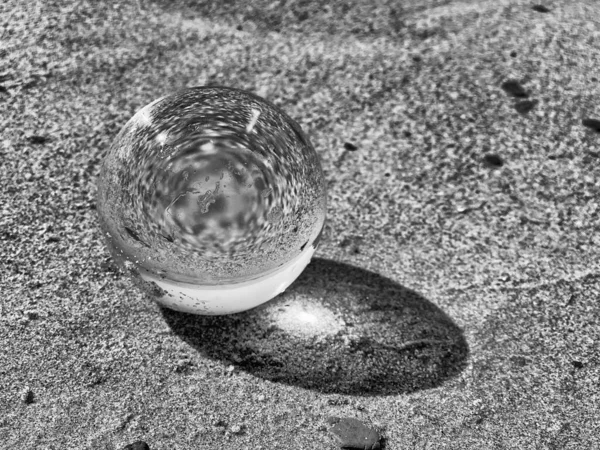 Palla Trasparente Sulla Spiaggia Con Riflessi Sabbia — Foto Stock