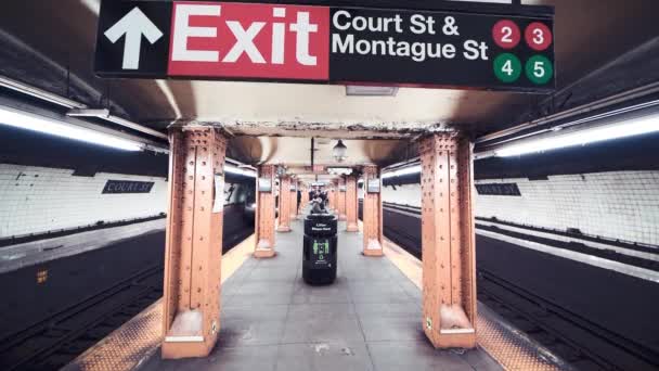 НЬЮ-ЙОРК, США - 6 ДЕКАБРЯ 2018 года: Поезд прибывает на станцию метро в Манхэттене ночью, замедленное движение — стоковое видео