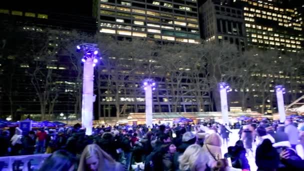 NEW YORK CITY, USA - 7 DICEMBRE 2018: Bryant Park Ice Rink di notte, Manhattan, USA, slow motion — Video Stock