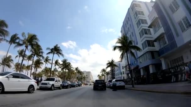 MIAMI BEACH, FL - APRILE 2018: Guidare lungo Ocean Drive in una giornata di sole — Video Stock