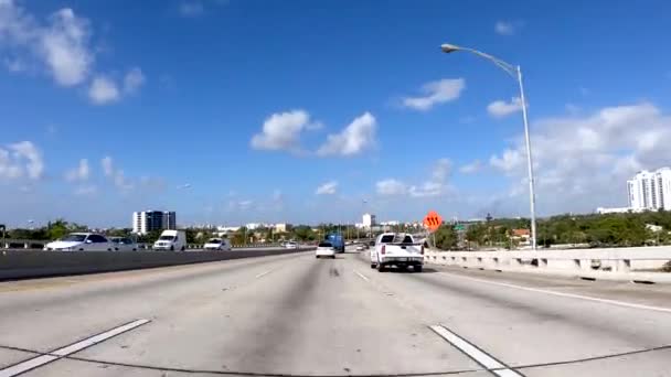 MIAMI, FL - MARCH 29, 2018: Автомобільний рух вздовж інтерстейту I-95. Це велика дорога через США. — стокове відео