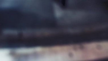 Sokakta yürüyen insanların bulanık görüntüsü, gece görüşü, yavaş çekim