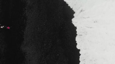 Reynisfjara Black Beach 'in yaz mevsiminde İHA' dan havadan görünüşü, İzlanda