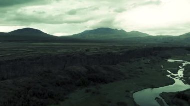 Thingvellir Ulusal Parkı, İzlanda. Bulutlu bir yaz gününde güzel bir hava manzarası