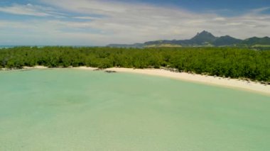 Mauritius 'ta Ile Aux Cerfs. Bir İHA 'nın güzel kıyı şeridi panoramik hava manzarası