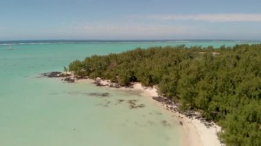 Mauritius 'ta Ile Aux Cerfs. Bir İHA 'nın güzel kıyı şeridi panoramik hava manzarası