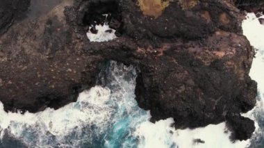 Mauritius 'taki Pont Naturel kaya oluşumlarının yukarıdan görünüşü, insansız hava aracı görüntüsü.