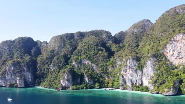 Vista aérea incrível de Monkey Beach em Phi Phi Islands, Tailândia — Vídeo de Stock