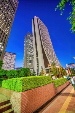 TOKYO, JAPONYA - 20 Mayıs 2016: Shinjuku 'nun modern binaları güzel bir bahar gecesinde.